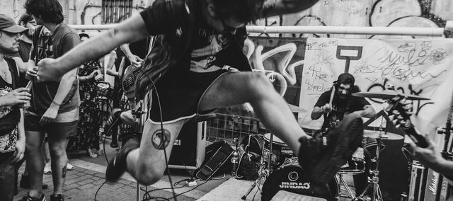 foto del grup tocant en directe a una jardí okupat