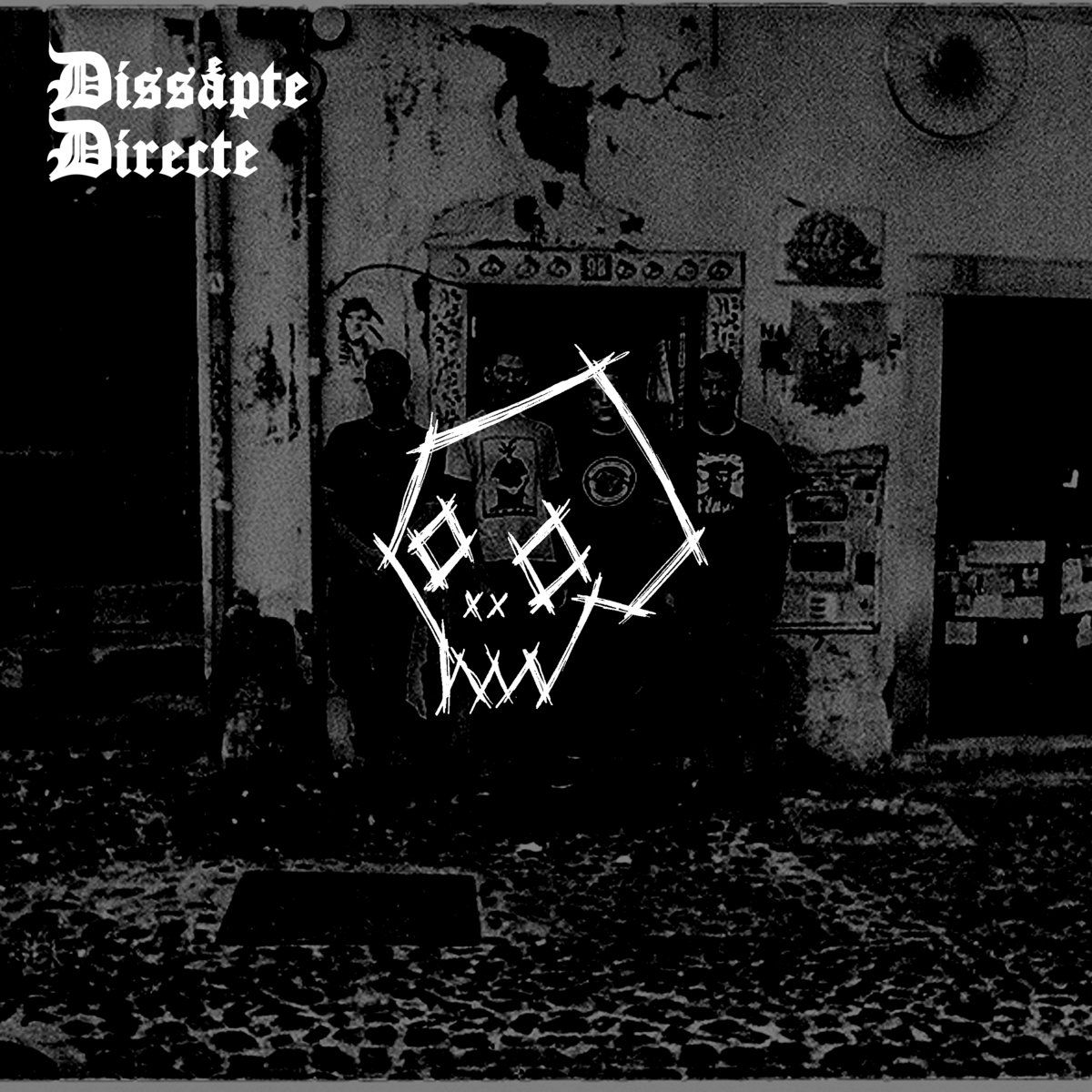 foto dels integrants en blanc i negre molt saturada amb el logo de la banda en blanc