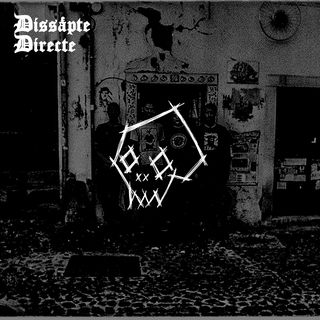 foto dels integrants en blanc i negre molt saturada amb el logo de la banda en blanc