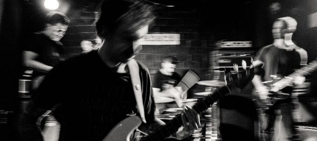 foto dels integrants tocant a la sala Arrebato