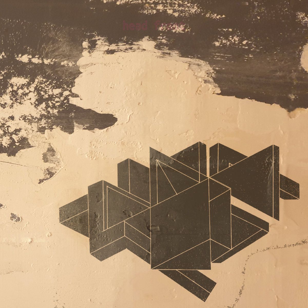 dibuix geomètric sobre una pared despintada