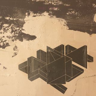 dibuix geomètric sobre una pared despintada